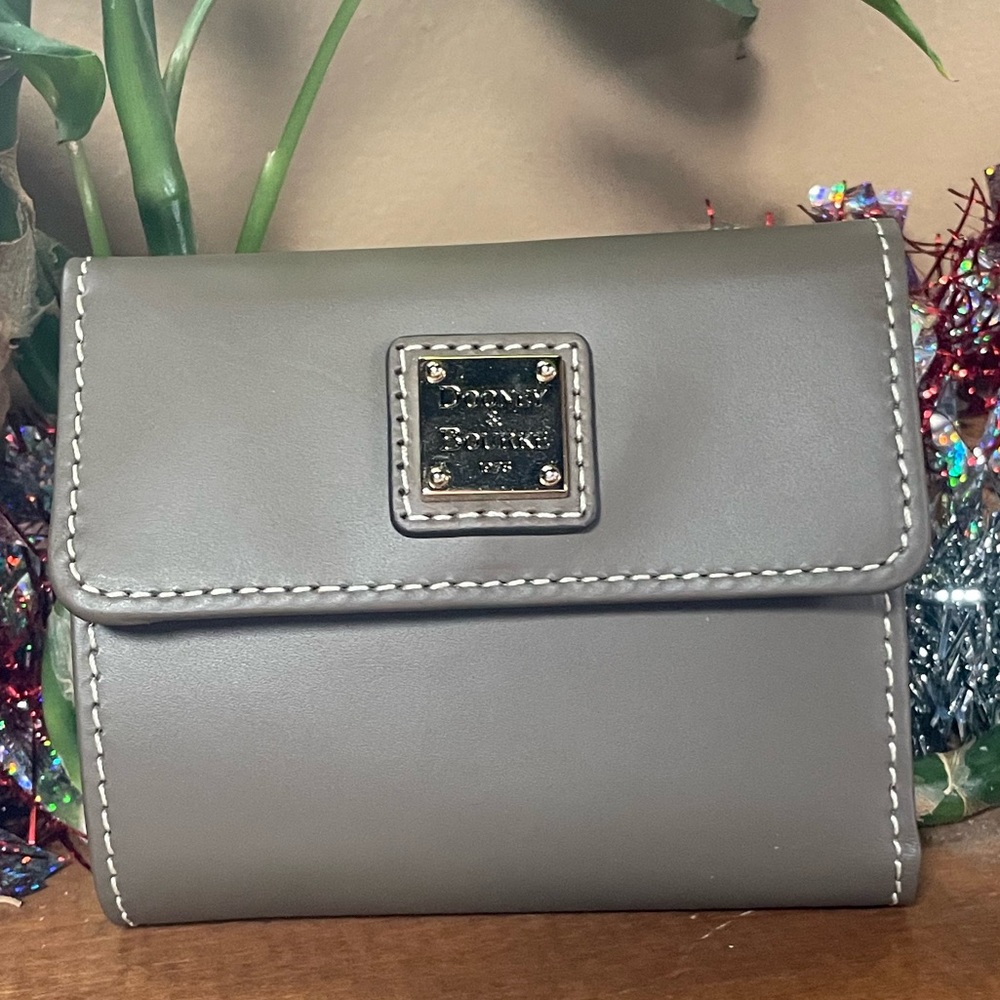 DOONEY & BOURKE TRIFOLD SMOOTH LEATHER WALLET. OYSTER. BRAND NEW, NEVER USED.